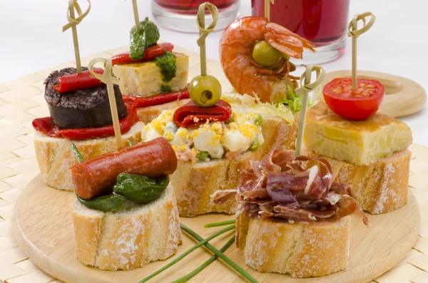 Spanish Cuisine. Tapas. Tray of montaditos. — Stock Photo, Image