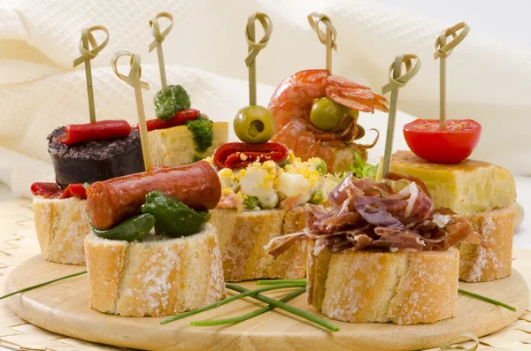 Spanish Cuisine. Tapas. Tray of montaditos. — Stock Photo, Image