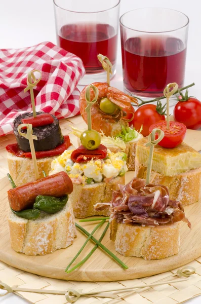 Spanska rätter. tapas. bricka med montaditos. — Stockfoto