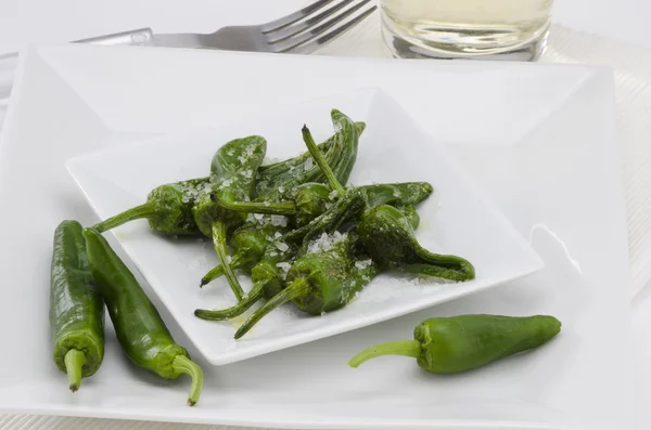 Gebakken groene paprika's. geitelam del padron. Spaanse keuken. — Stockfoto