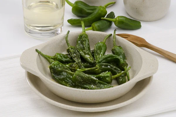 Gebakken groene paprika's. geitelam del padron. Spaanse keuken. — Stockfoto
