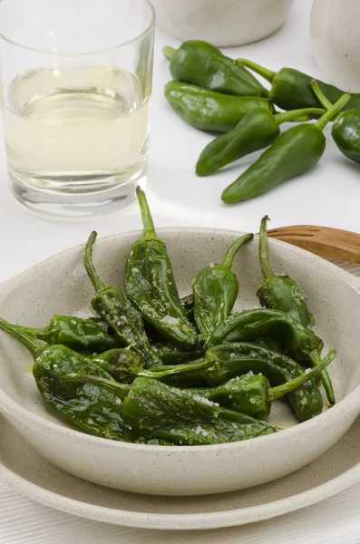 Stekt paprika. pimientos padron del. spanska köket. — Stockfoto