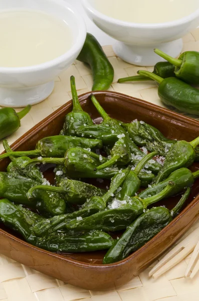 Τηγανισμένες πράσινες πιπεριές. pimientos del padron. ισπανική κουζίνα. — Φωτογραφία Αρχείου