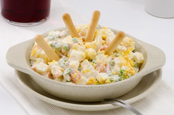 Spanische Küche. Russischer Salat. ensaladilla rusa. — Stockfoto