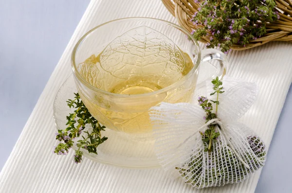 Трав'яний чай з чебрецем — стокове фото