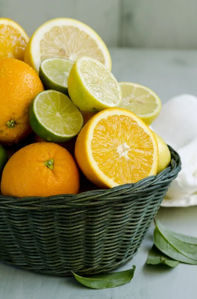 narenciye sepet içinde.