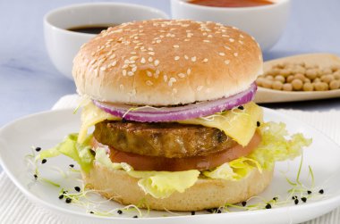 Vejetaryen tofu çizburger.