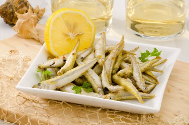 İspanya mutfağı. derin kızarmış deniz ürünleri. Pescaito frito.