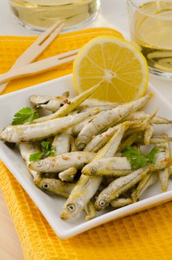 İspanya mutfağı. derin kızarmış deniz ürünleri. Pescaito frito.