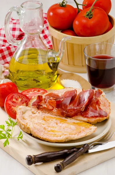 Cocina Española. Pan de tomate y jamón serrano. Pa amb tomaquet i — Foto de Stock