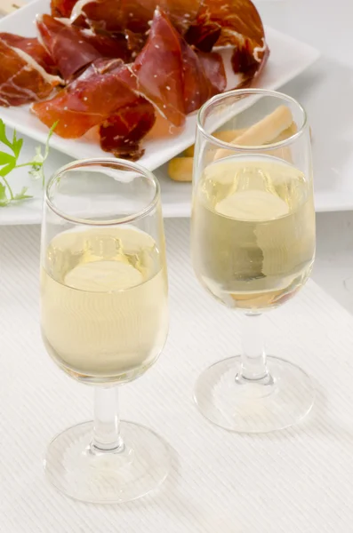 Spanska rätter. två glas sherry vin. — Stockfoto