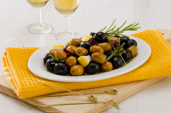 Cucina spagnola. Olive marinate . — Foto Stock