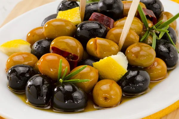 Spanyol konyhát kínál. pácolt olívabogyók. — Stock Fotó