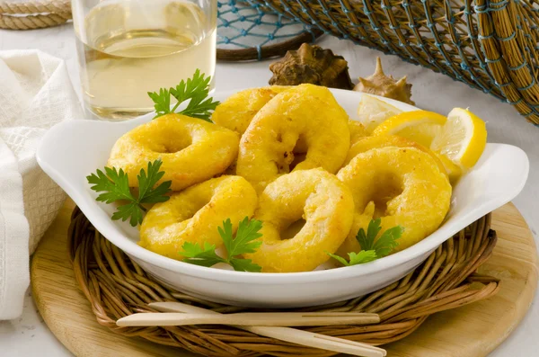 Cocina Española. Anillos de calamar frito. Calamares a la Romana . —  Fotos de Stock