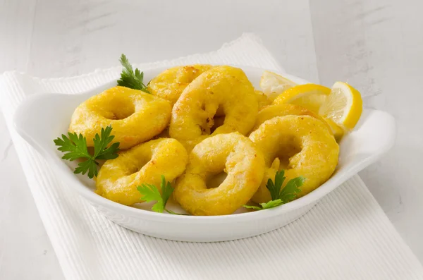 Cocina Española. Anillos de calamar frito. Calamares a la Romana . —  Fotos de Stock