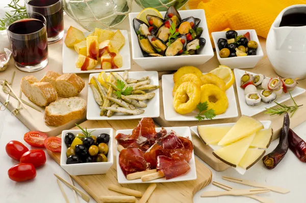 İspanya mutfağı. tapas beyaz tabaklar üzerinde çeşitli.