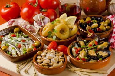 İspanya mutfağı. seramik plakalar üzerinde çeşitli tapas.
