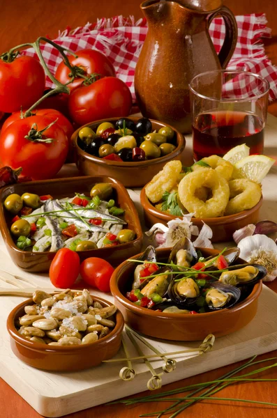 Spanische Küche. verschiedene Tapas auf keramischen Tellern. — Stockfoto