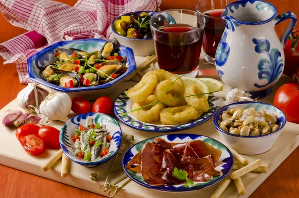 Spanska rätter. Diverse tapas på keramiska plattor. — Stockfoto