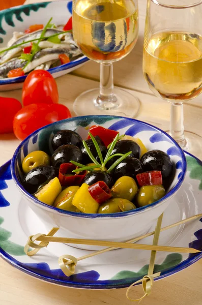 Cuisine espagnole. Olives marinées . — Photo