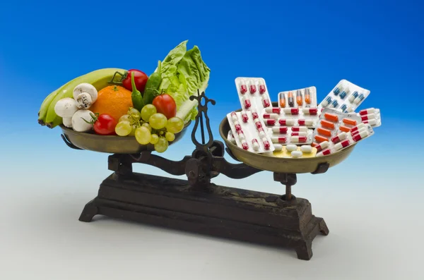 Gezond voedsel versus medische pillen. — Stockfoto