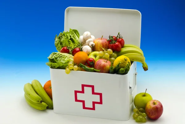 Comida saludable. Caja de primeros auxilios llena de frutas y verduras . — Foto de Stock