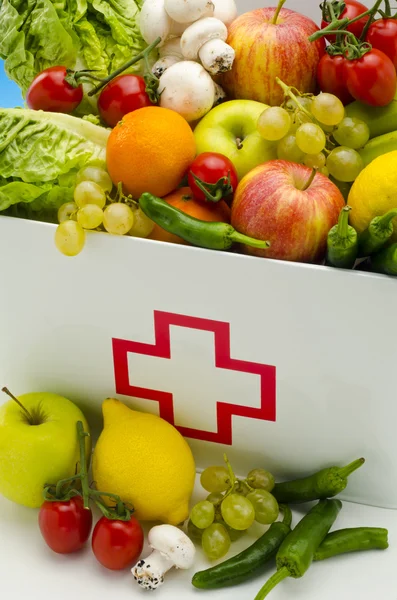 Une nourriture saine. Boîte de premiers soins remplie de fruits frais et de légumes — Photo