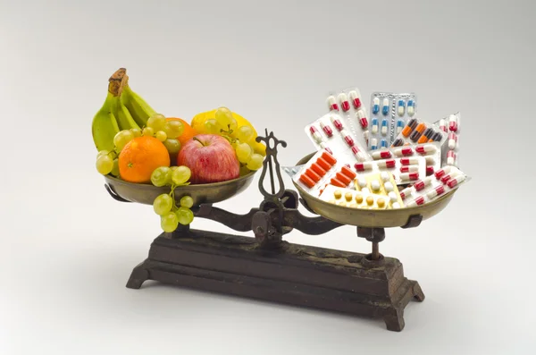 Alimentos saudáveis versus pílulas médicas . — Fotografia de Stock