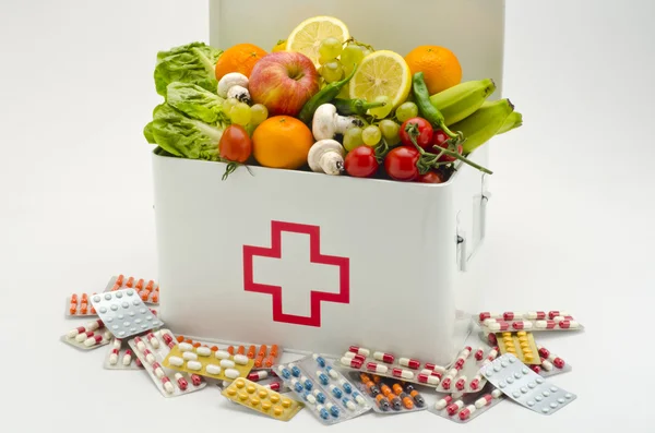 Comida saludable frente a pastillas médicas . — Foto de Stock