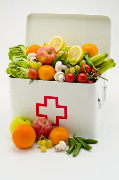 sağlıklı gıda. meyve ve sebze ile ilk yardım kutusu dolu.