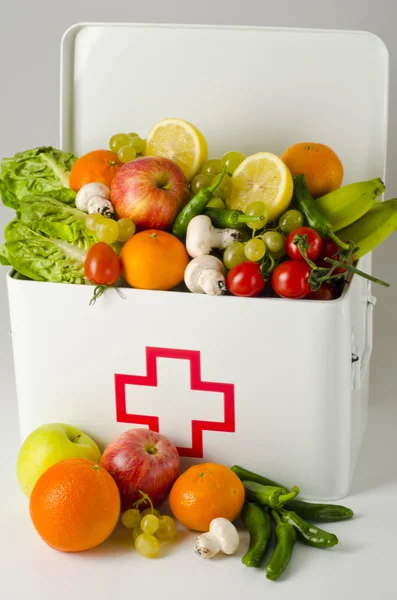 Gesunde Ernährung. Erste-Hilfe-Box gefüllt mit Obst und Gemüse. — Stockfoto