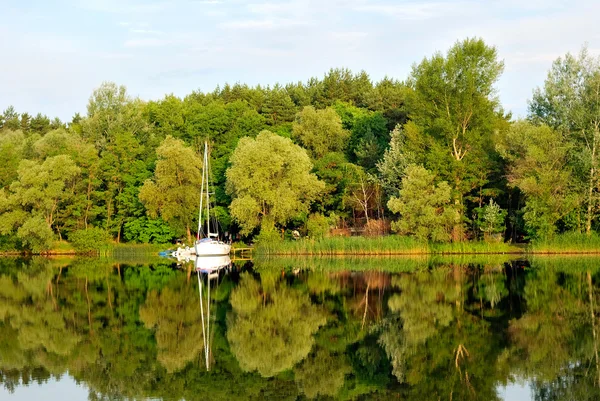 Yaz aylarında nehir üzerinde bulutlu sabah