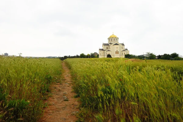 Yalnız kilise ovaları