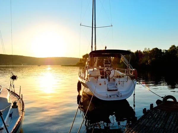 nehir kıyısında günbatımı güzel tekne