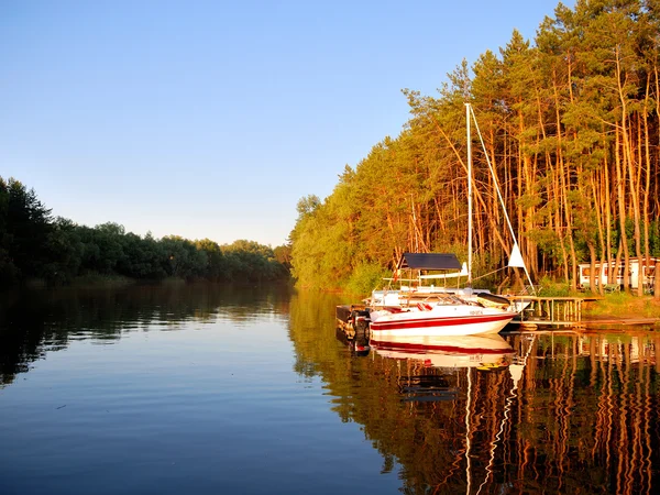 nehir kıyısında günbatımı güzel tekne