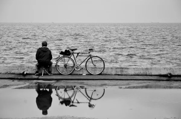 Kırım sahilde yalnız balıkçı