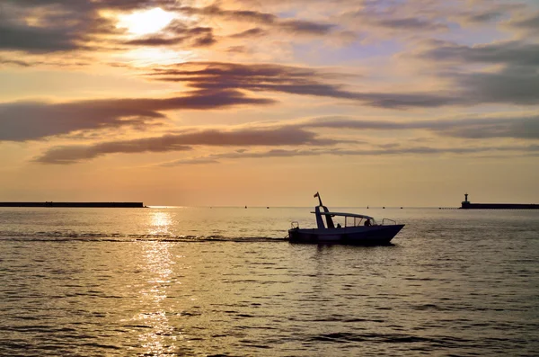Sivastopol sunrise adlı keyfi teknede