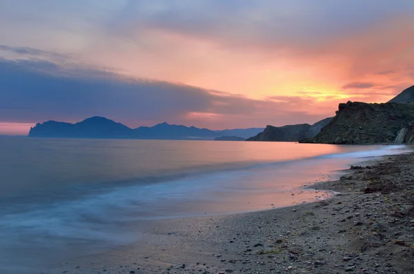 güzel gün batımı ve deniz dağlarda