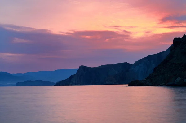 güzel gün batımı ve deniz dağlarda