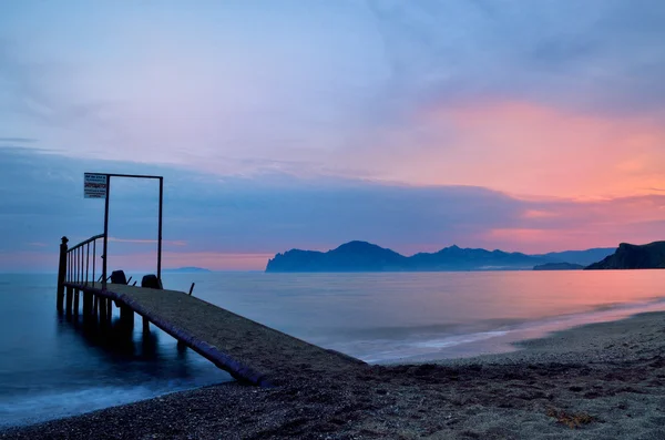 güzel gün batımı ve deniz dağlarda