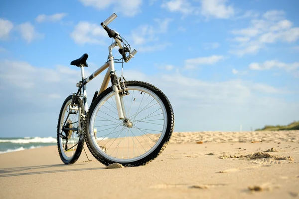 Fahrrad am Strand lizenzfreie Stockbilder
