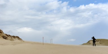 dunes içinde bir adam girer