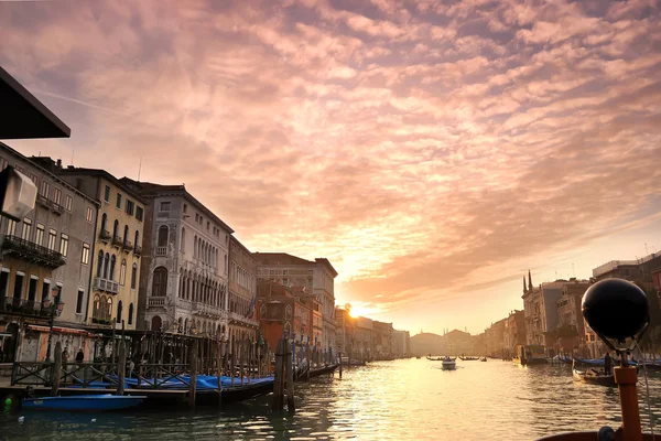 Schöner Sonnenuntergang in der Wasserstraße — Stockfoto