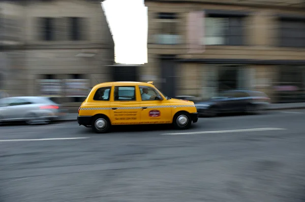 Rychlé taxi na ulici — Stock fotografie