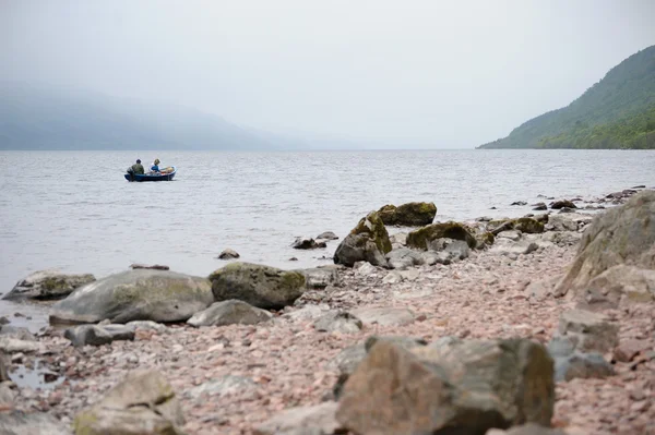 loch ness üzerinde tekne ile Balık tutma