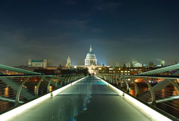 Nachtaufnahme der Millenniumsbrücke über die Themse in London lizenzfreie Stockbilder