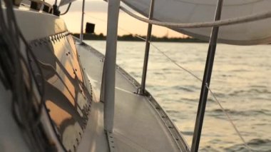 Dalgalar aracılığıyla Rüzgar yelken.