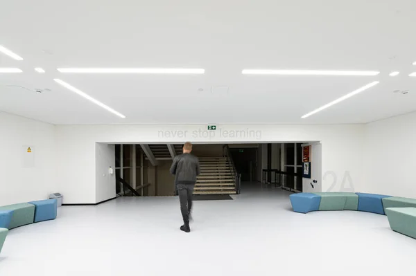 Moder Office 'deki toplantı odasının içinde. İçerideki panel ışıklandırması. Öğrenim görmek için en iyi yer