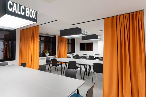 Moder Office 'deki toplantı odasının içinde. İçerideki panel ışıklandırması. Öğrenim görmek için en iyi yer