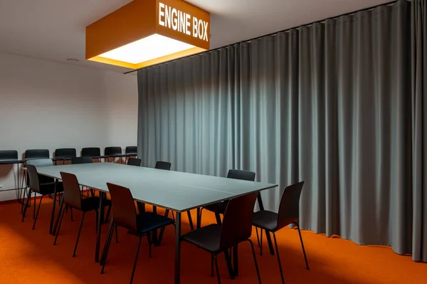 Moder Office 'deki toplantı odasının içinde. İçerideki panel ışıklandırması. Öğrenim görmek için en iyi yer
